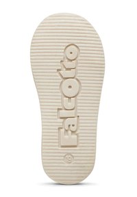 Suola di una scarpa in gomma off-white con strisce testurizzate, caratterizzata dal logo "Falcotto" in rilievo e dall'indicatore di taglia "19" stampato.