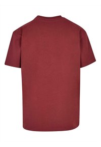 Bordeaux bomuld t-shirt med rund halsudskæring og korte ærmer. Glat tekstur og en afslappet pasform, med en ensfarvet ryg uden udsmykning.