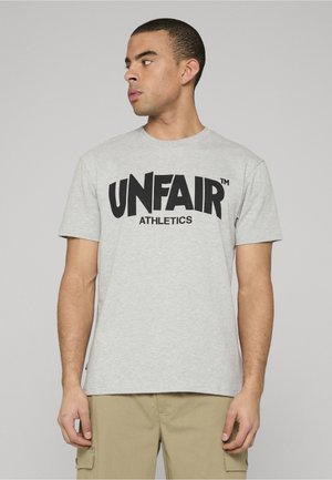 UNFAIR ATHLETICS CLASSIC LABEL  - Trükipildiga T-särk - grau