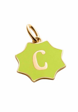 Un charm en forma de estrella dorada con una superficie de esmalte verde suave y una letra "C" blanca en el centro. Presenta un lazo para su sujeción.