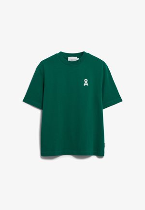 Groene katoenen T-shirt met een ronde hals, korte mouwen en een klein wit logo op de linkerborst. Effen kleur, eenvoudig ontwerp, ontspannen pasvorm.