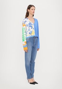 MOSCHINO JEANS SEASON SPECIALS - Adīta jaka - multi light blue