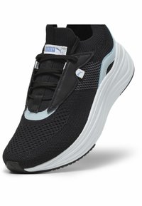 Svarta atletiska sneakers med mesh-material, med en texturerad ovandel, ljusblå accenter, ett säkert snörningssystem och en tjock vit sula.