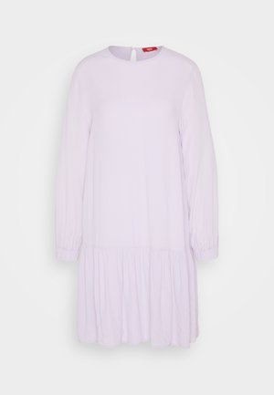 Λιλά φόρεμα με μακριά φουσκωτά μανίκια, στρογγυλή λαιμόκοψη, κλείσιμο τρυπώματος στην πλάτη και φαρδύ, πολυεπίπεδο στρίφωμα. Μαλακό, ελαφρύ ύφασμα.