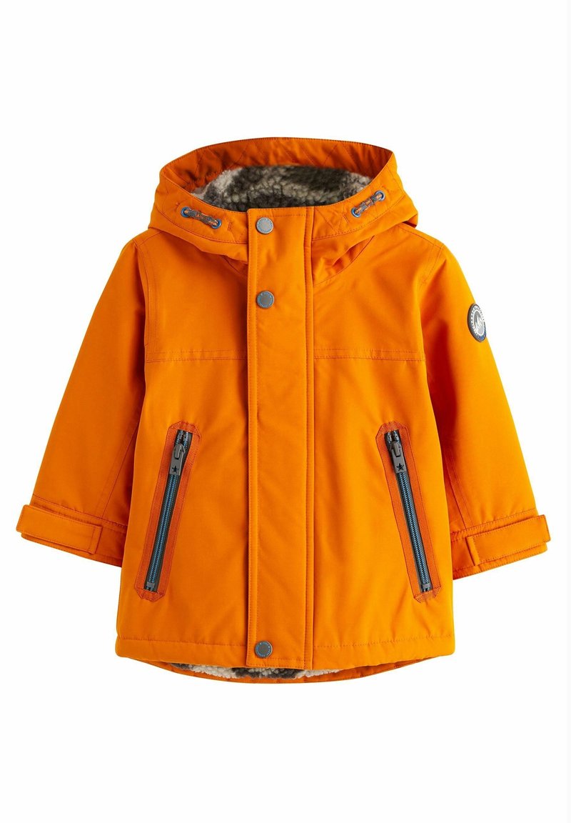 Veste d'hiver pour enfants à capuche de couleur orange vif avec boutons-pression à l'avant, poches zippées et doublure en polaire grise douce visible à l'intérieur de la capuche.