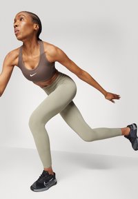 Nike Performance BRA - Sports-BH-er med medium støtte - ironstone/white