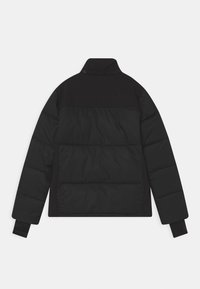 Padded schwarze Jacke mit hohem Kragen, glatter Textur und kontrastierenden matten Abschnitten im oberen Rückenbereich und an den Ärmeln.
