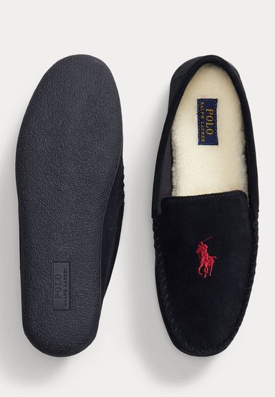 Chaussons noirs Polo Ralph Lauren avec logo rouge brodé et doublure polaire blanche, montrant les vues de dessus et de la semelle sur fond blanc.