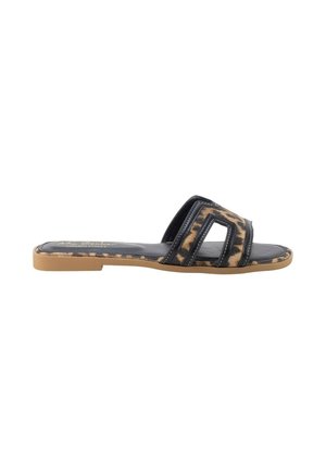 Sandalia plana tipo slide con tiras negras y estampado de leopardo y suela color beige, diseñada para uso casual.