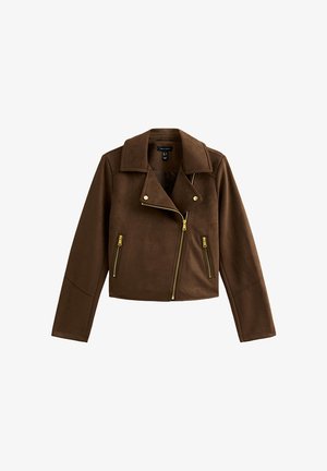 Chaqueta de motorista de ante marrón con cremallera dorada asimétrica, cuello amplio con solapas y dos bolsillos verticales con cremallera.