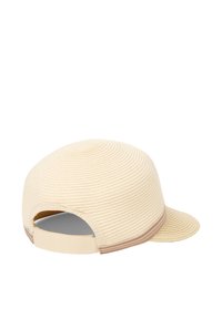 Cremfarbener Hut mit strukturierter Oberfläche, gewölbtem Schirm und offener Rückseite. Verfügt über ein braunes Band um die Basis für zusätzliche Details.