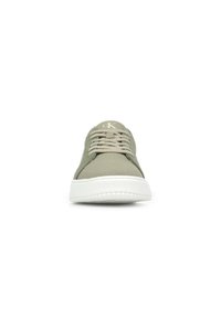 Calvin Klein groene canvas sneaker met witte rubberen zool, ronde neus en beige veters; heeft logo op de tong. Platte stijl ontwerp.