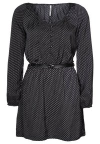 Svart klänning med prickar, långa ärmar, rundad halsringning, knäppt fram och ett svart bälte i midjan. Slät tygkänsla.