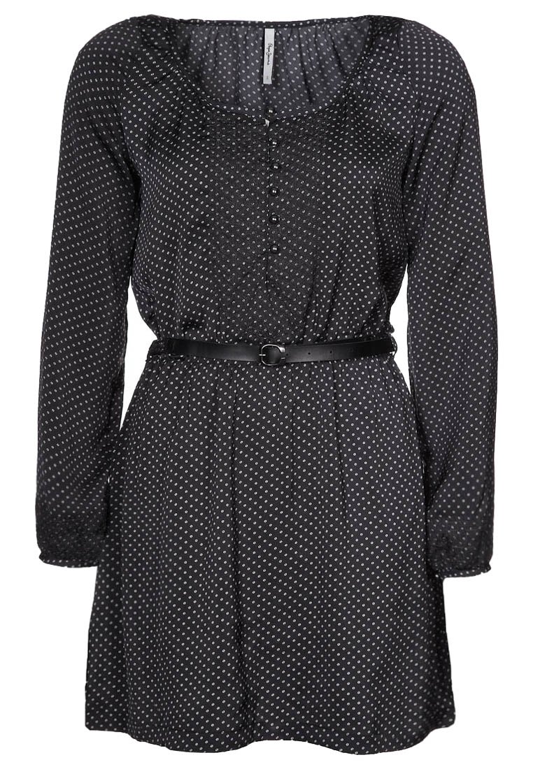 Svart klänning med prickar, långa ärmar, rundad halsringning, knäppt fram och ett svart bälte i midjan. Slät tygkänsla.