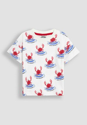 Valge puuvillane T-särk, millel on punased krabid sinistes pulmades, veesprütid ja musta värviga korratud tekst "CATCH THE WAVES".