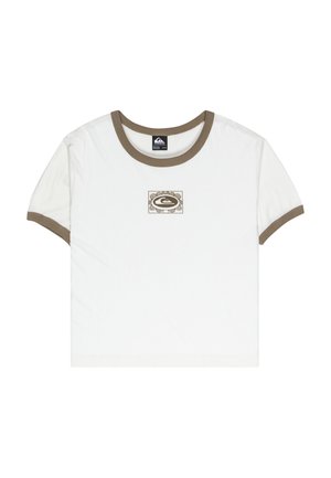 Witte t-shirt met korte mouwen en een bruin geribbelde halslijn, met een centraal logo in aardetinten binnen een decoratieve rand.