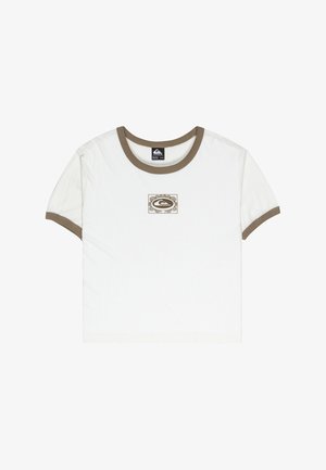 Hvid kortærmet t-shirt med brun ribbet udskæring, prydet med et centralt logo i jordnære farver inden for en dekorativ kant.