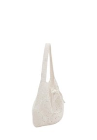 Borsa a spalla bianca all'uncinetto con un motivo intricato, dotata di un manico unico e una chiusura a tie nella parte superiore. Texture morbida.