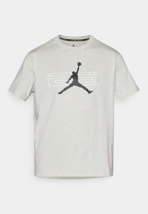 Szara bawełniana koszulka z czarnym logo Jumpman i grafiką "23" z przodu, z okrągłym dekoltem i krótkimi rękawami.