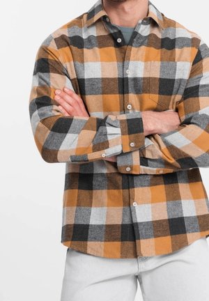 Karierte Flanellhemden in Orange, Schwarz, Grau und Weiß. Mit Button-down-Kragen, Tasche und verstellbaren Manschetten. Weiche Textur.
