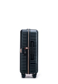 Valigia rigida nera con scanalature verticali, zipper color oro rosa, maniglia laterale e quattro ruote per una facile mobilità. Design compatto e slanciato.