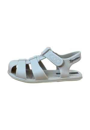 Sandalia blanca de dedo abierto con tira ajustable y soporte para el talón, con suela texturizada y logo "Ipanema" en el lateral.