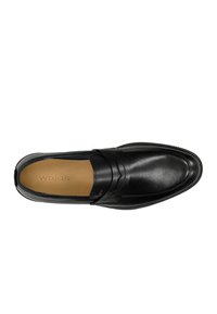 Mocassini in pelle nera con una superficie liscia, dettagli cuciti e una fascia anteriore sollevata. L'interno presenta una soletta beige chiaro con branding.