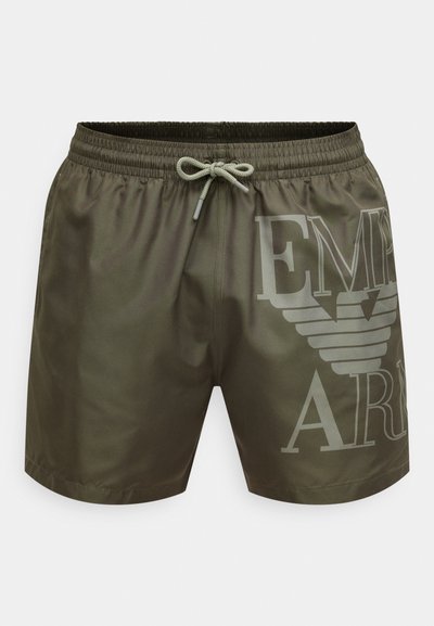 Olívazöld fürdőnadrág elasztikus derékpánttal, húzózsinórral és nagy nyomtatott logóval az elején. Kellemes tapintású, könnyű anyag.