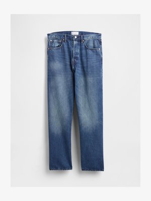 Jeans en denim droit bleu avec poches avant, fermeture à bouton et un léger délavage sur les cuisses et les genoux.