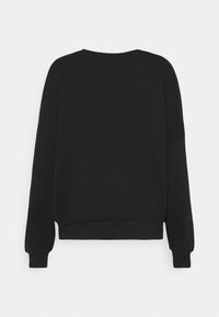 Maglione nero con maniche lunghe, collo girocollo, polsini e orlo a coste. Tessuto liscio, design semplice, senza motivi o accenti visibili.