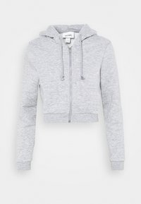 Sudadera gris recortada hecha de tela suave, con cremallera frontal, capucha ajustable y puños y dobladillo acanalados.