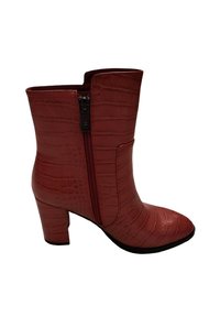 Botín de ankle de imitación de cocodrilo rojo con punta cuadrada, cremallera lateral y tacón grueso. Textura suave y diseño elegante con acentos mínimos.
