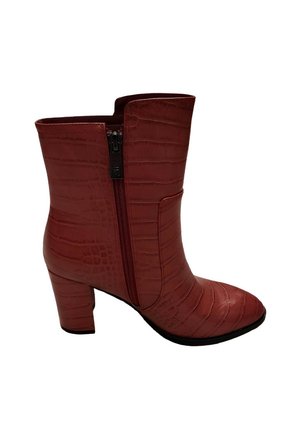 Botín de ankle de imitación de cocodrilo rojo con punta cuadrada, cremallera lateral y tacón grueso. Textura suave y diseño elegante con acentos mínimos.