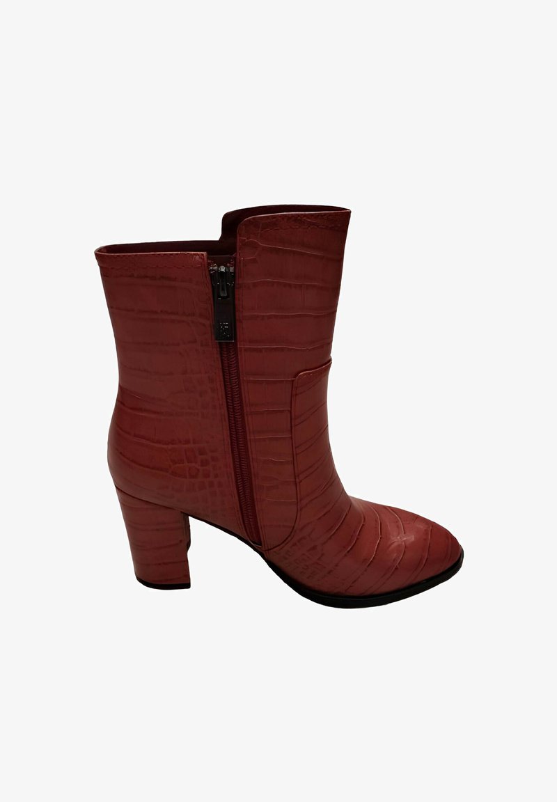 Botín de ankle de imitación de cocodrilo rojo con punta cuadrada, cremallera lateral y tacón grueso. Textura suave y diseño elegante con acentos mínimos.