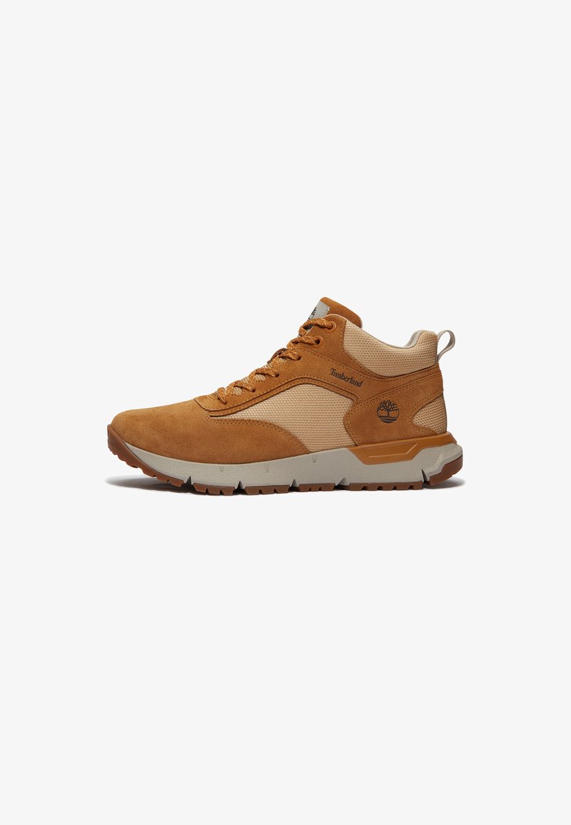 Sneaker Timberland mid-top marrone e beige con pannelli in suede e rete, chiusura con lacci, logo del marchio sul lato e suola robusta.