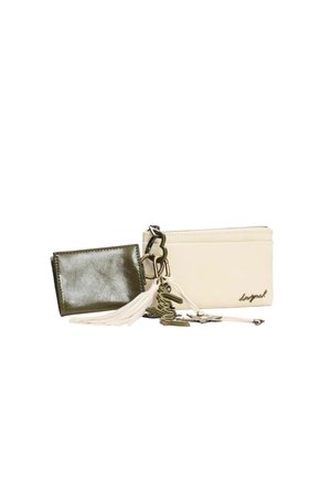 Petit portefeuille vert foncé et pochette zippée beige clair reliés par un porte-clés avec des pompons et des breloques métalliques décoratives.