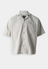 Kurzarmhemd aus hellgrauem Stoff mit vertikalen Streifen und einer Tasche. Verfügt über einen spitzen Kragen und runde Knöpfe auf der Vorderseite.