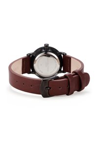 Montre avec bracelet en cuir marron et boîtier en acier inoxydable noir. Présente un fond en verre transparent et des accents argentés sur la boucle et la couronne.