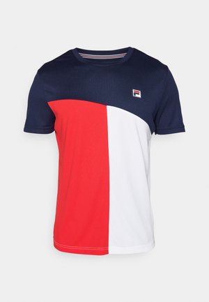 Īsām piedurknēm T-kreklam ar tumši zilu, sarkanu un baltu krāsu blokiem, apaļu kakla izgriezumu un nelielu logotipu uz krūtīm. Izgatavots no strukturēta auduma.