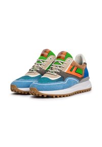 Sneaker multicolori con materiale testurizzato blu, accenti beige e arancioni, un pannello in rete verde e una suola in gomma marrone chunky.