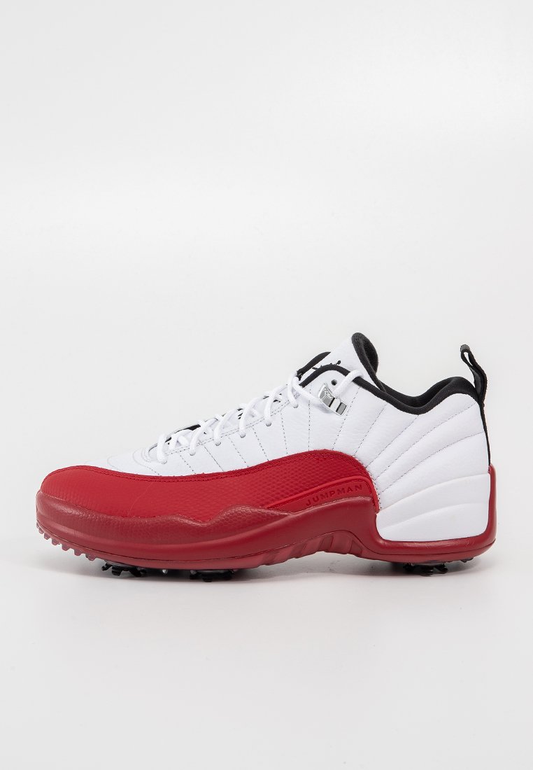 Białe i czerwone trampki z teksturowanym czerwonym przodem, gładkimi białymi bokami, czarnymi akcentami i sznurowanym designem. Zawiera markowanie "JUMPMAN".