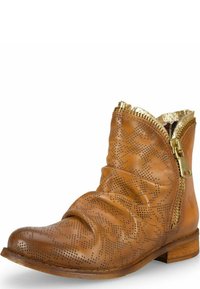 Braune Leder-Stiefelette mit metallic-goldenen Akzenten, Reißverschluss, strukturierte Oberfläche mit perforierten Mustern und niedrigem Blockabsatz.