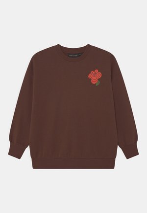 Brązowa bluza z długimi rękawami, okrągłym dekoltem i grafiką czerwonej róży na lewej piersi. Wykonana z miękkiego materiału o luźnym kroju.