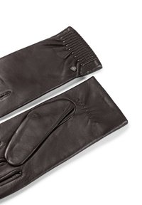 Ein Paar dunkelbraune Lederhandschuhe mit gestickten Details und einem elastischen Handgelenkband, auf einem weißen Hintergrund fotografiert.