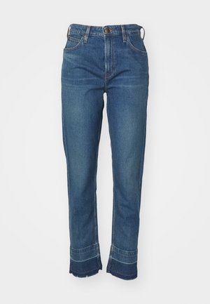 Magas derekú kék farmernadrág, egyenes lábbal, finom kopással és rojtos szegéllyel. Öt zseb és övbújtatók.