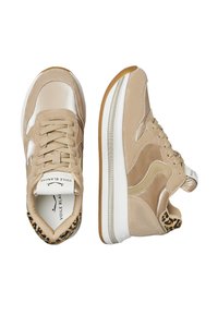 Sneaker beige realizzati in materiali scamosciati e satinati, con un accento in stampa leopardata sul tallone, lacci testurizzati e suola bianca.