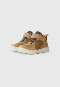 Bottines hautes en daim brun avec une languette en mesh gris, des accents orange et une semelle en caoutchouc blanche. Équipées d'une sangle et de lacets ajustables.