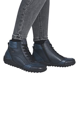Marineblaue Leder-High-Top-Stiefel mit Schnürsenkeln und seitlichem Reißverschluss, ausgestattet mit strukturierten Einsätzen und einer Gummisohle mit Profil für besseren Halt.