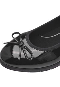 Ballerines en cuir verni noir avec un bout rond, un bord élastique et un accent en forme de nœud à l'avant. Surface lisse et design élégant.