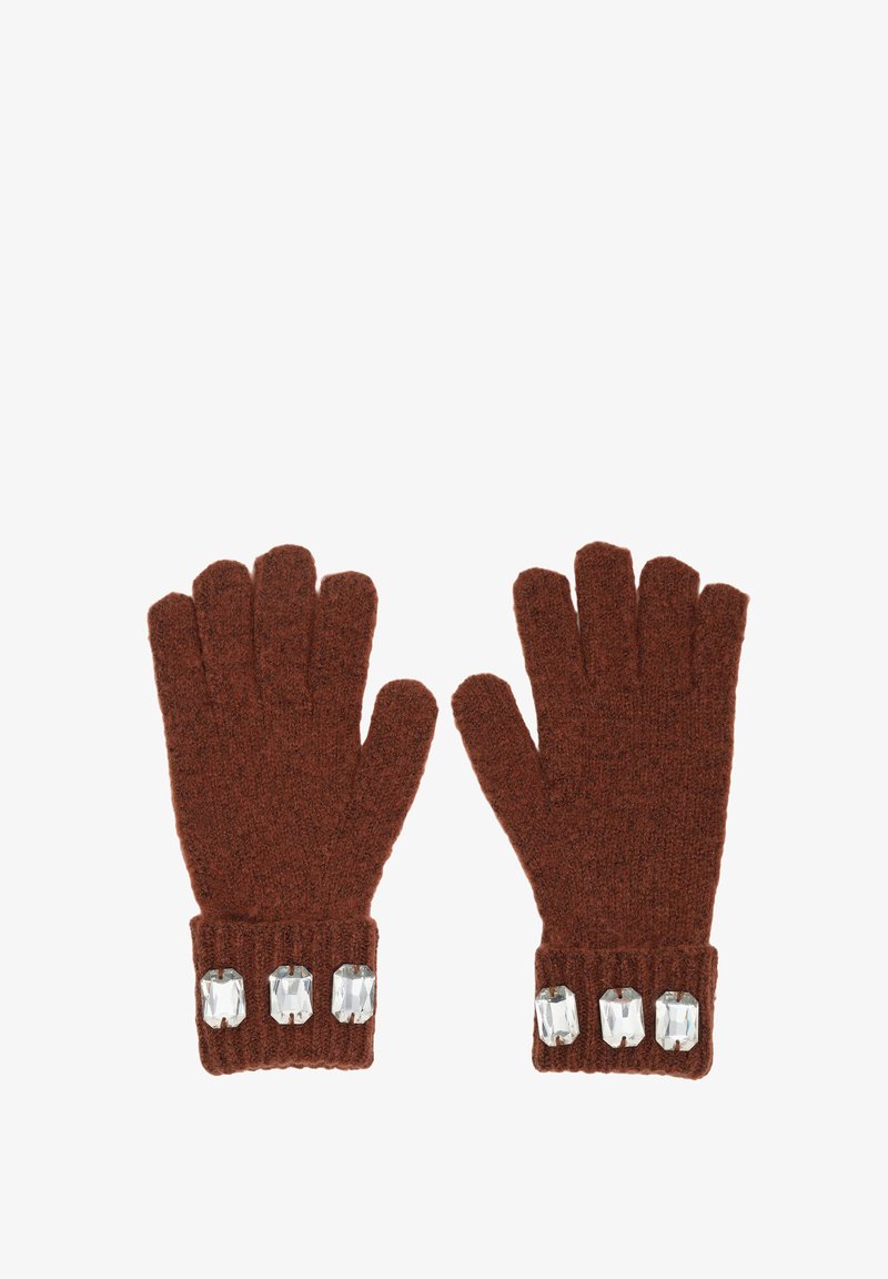 Brązowe dziergane rękawiczki z prążkowanym mankietem, ozdobione trzema przezroczystymi akcentami przypominającymi kamienie na nadgarstku. Miękka tekstura i palcowy design zapewniają ciepło.